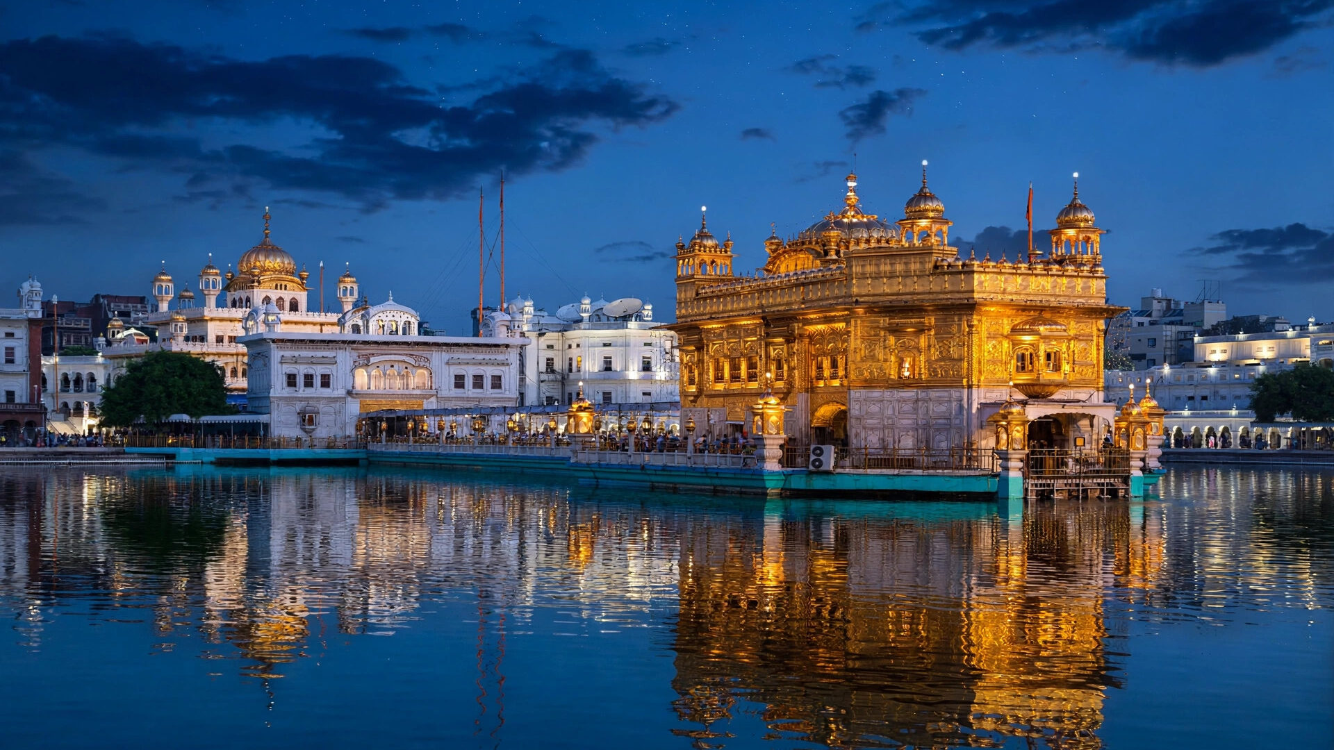 ਸ਼ਾਮ ਵੇਲੇ ਸ੍ਰੀ ਦਰਬਾਰ ਸਾਹਿਬ ਦੀ ਸੁਨਹਿਰੀ ਰੋਸ਼ਨੀ ਵਿੱਚ ਤਸਵੀਰ, ਪਵਿੱਤਰ ਸਰੋਵਰ ਵਿੱਚ ਪ੍ਰਤਿਬਿੰਬ ਦਿਖਾਈ ਦੇ ਰਿਹਾ ਹੈ।